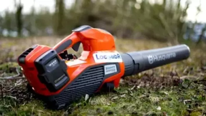 Quels outils pour ramasser et broyer les feuilles mortes à l'automne ?